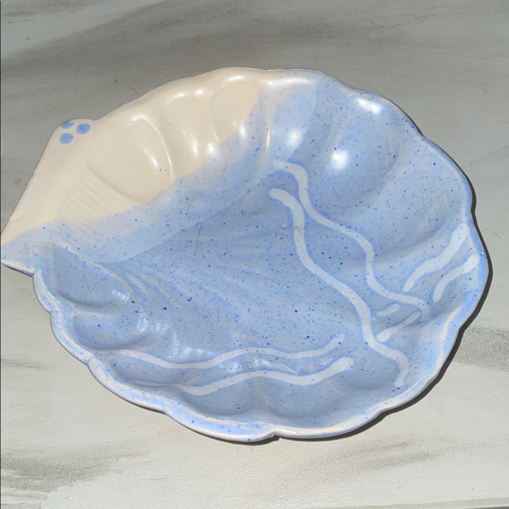 Hand made pottery shell-shaped blue/white dish